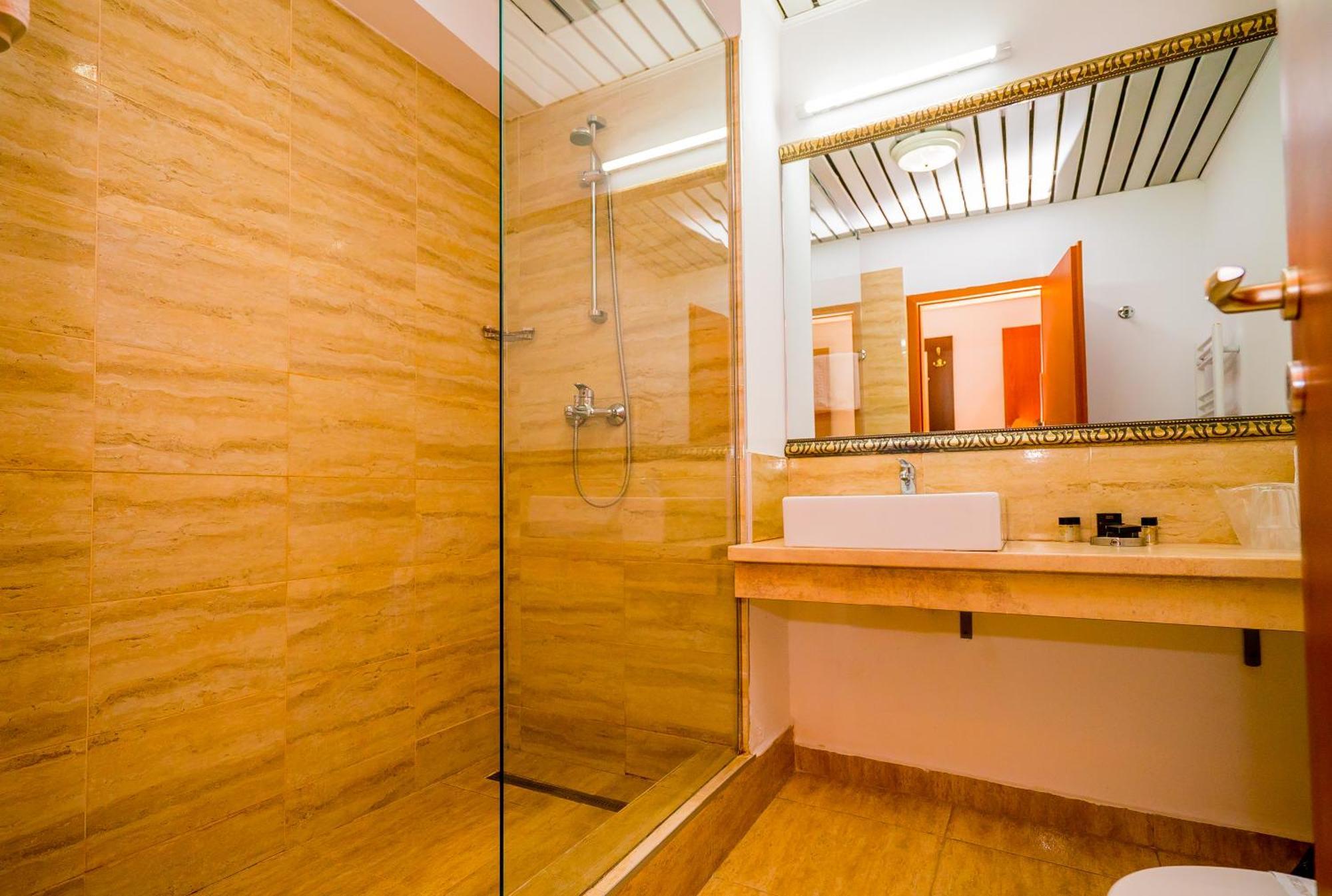Guci Hotel Constanta Bagian luar foto